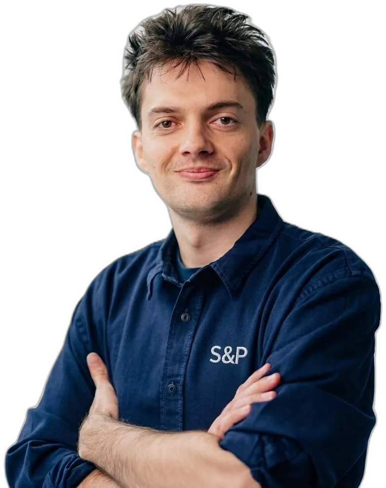 Senid Pandur, SEO-Experte seit 2019, mit verschränkten Armen